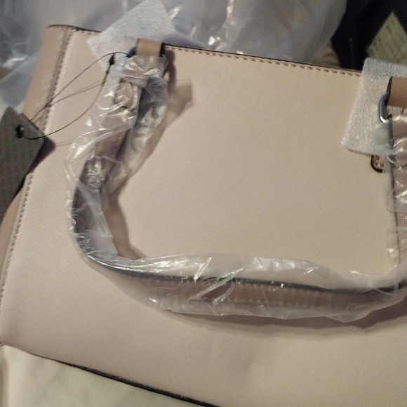 Guess - Picture 6 of 6